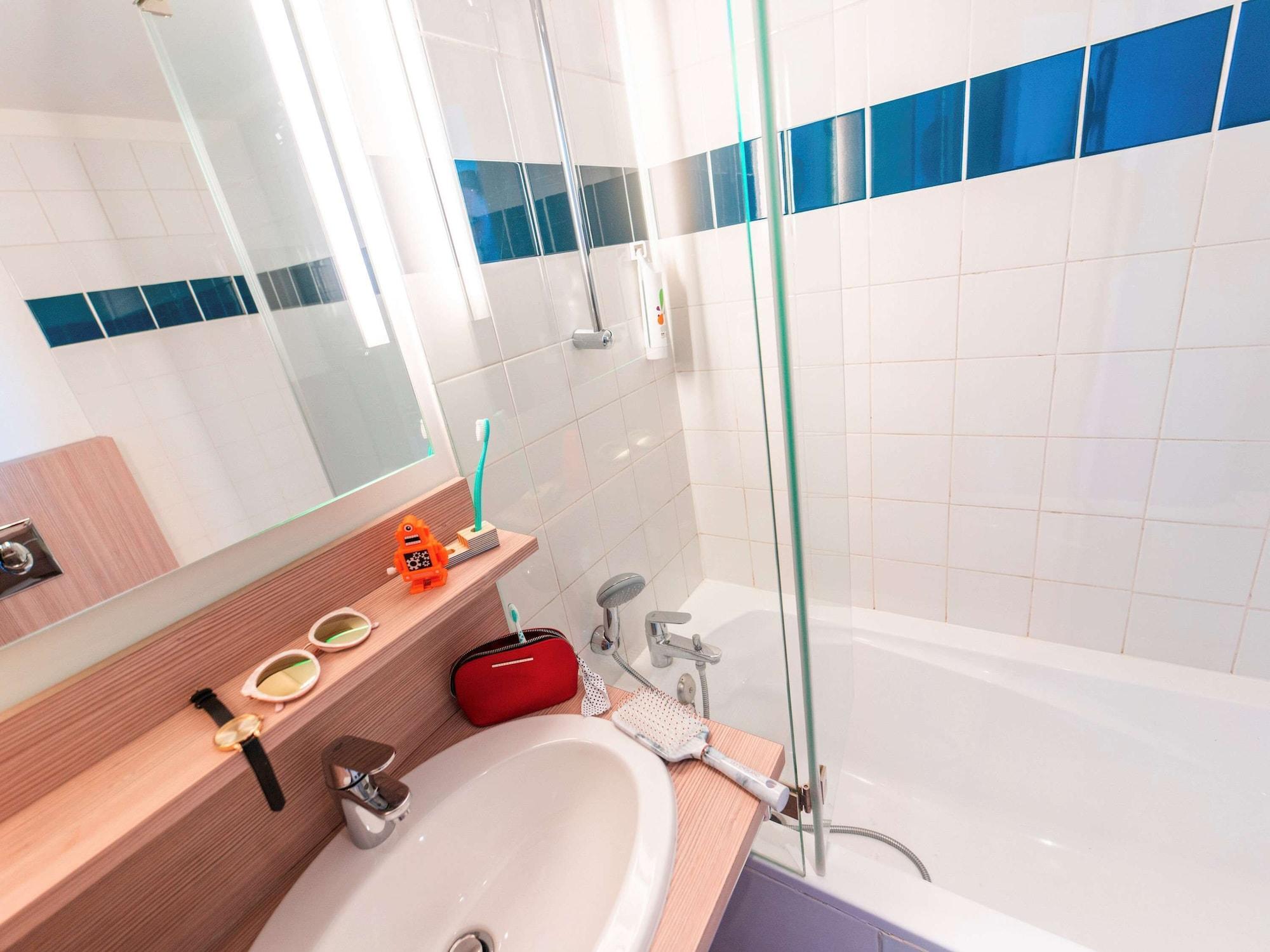 Отель Ibis Styles Paris Velizy Экстерьер фото