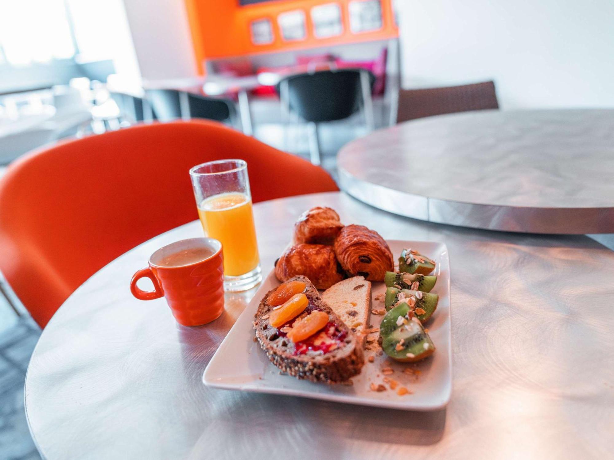 Отель Ibis Styles Paris Velizy Экстерьер фото