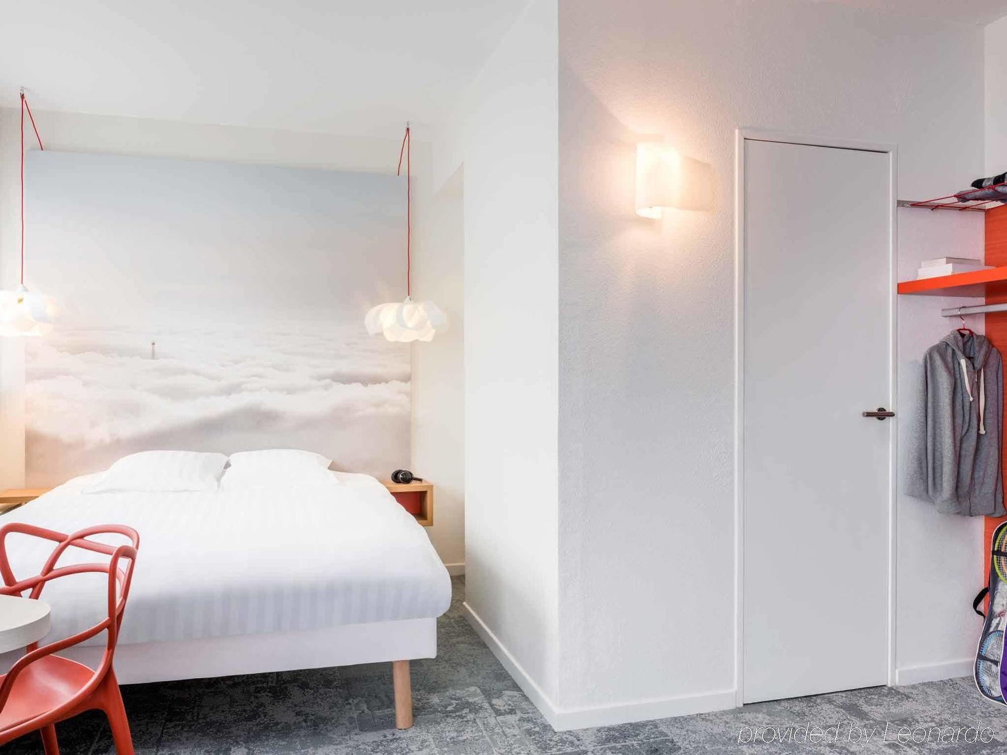 Отель Ibis Styles Paris Velizy Экстерьер фото