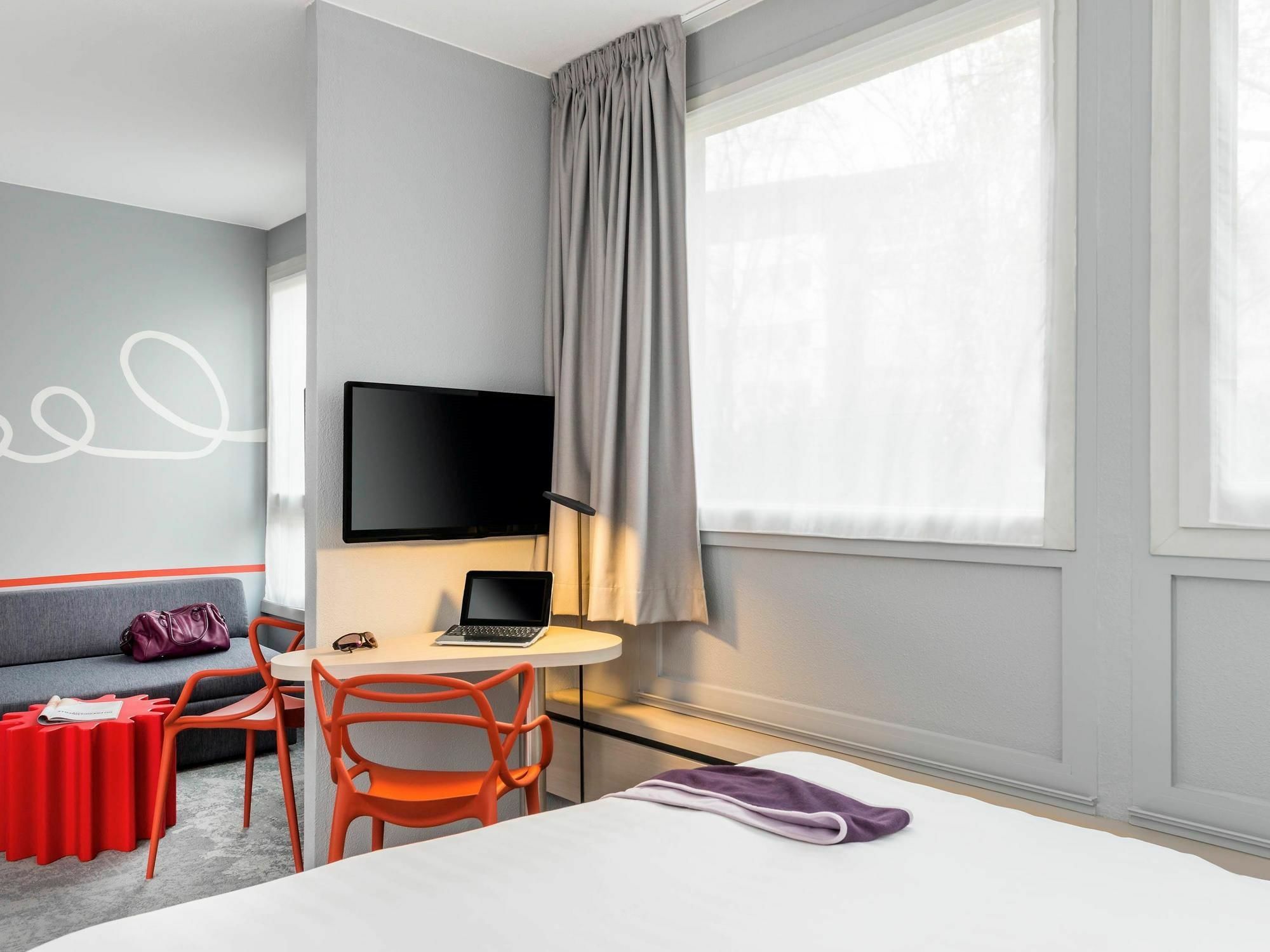 Отель Ibis Styles Paris Velizy Экстерьер фото